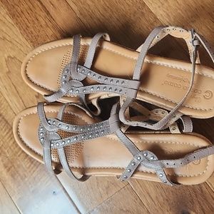 Chunky heel sandels.